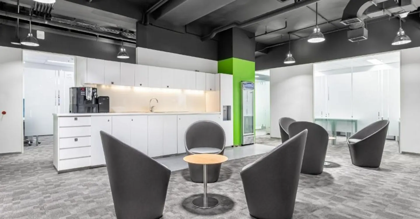 Private office for 5 in Regus Spoom Kriens - Photo 6 of 8