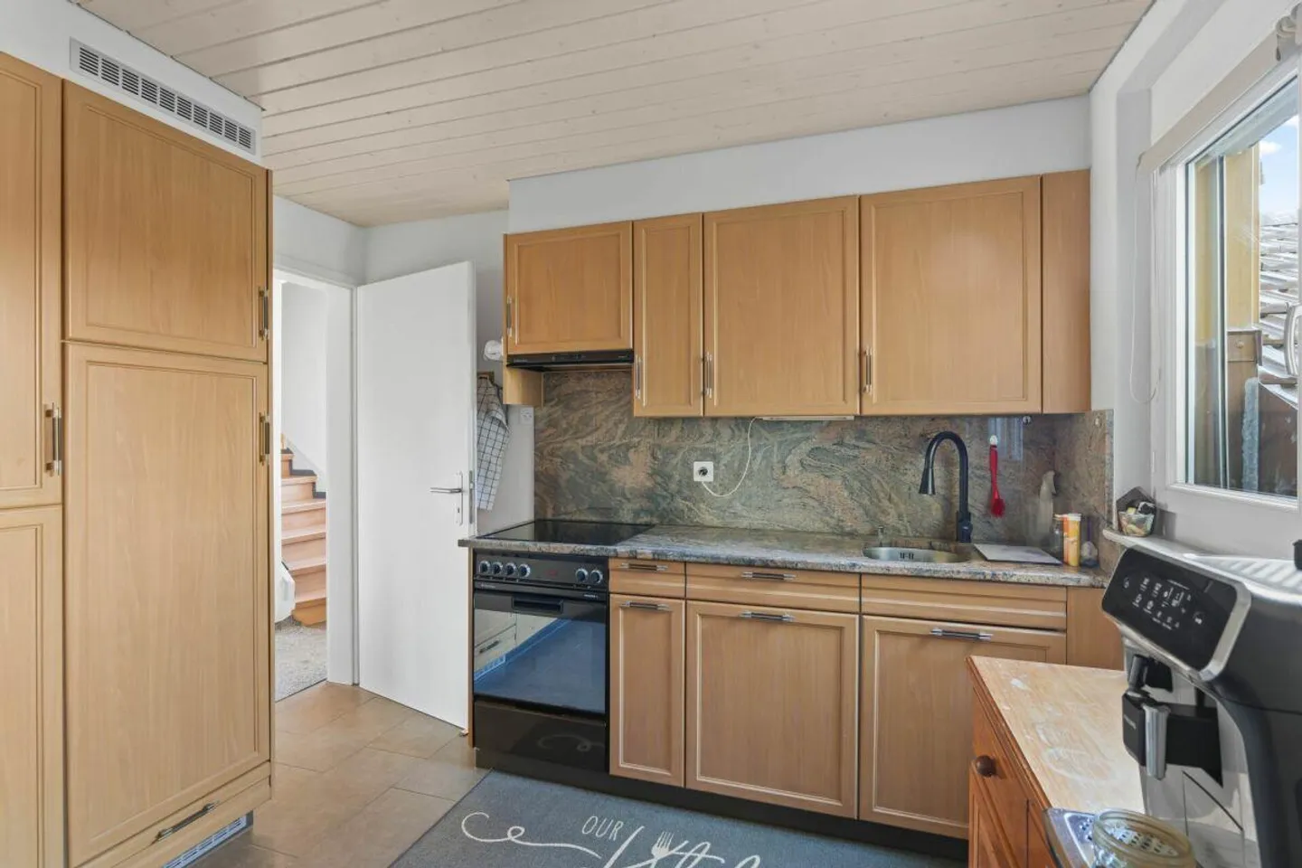 Single-family house with two residential units and versatile usage potential - Photo 3 of 13