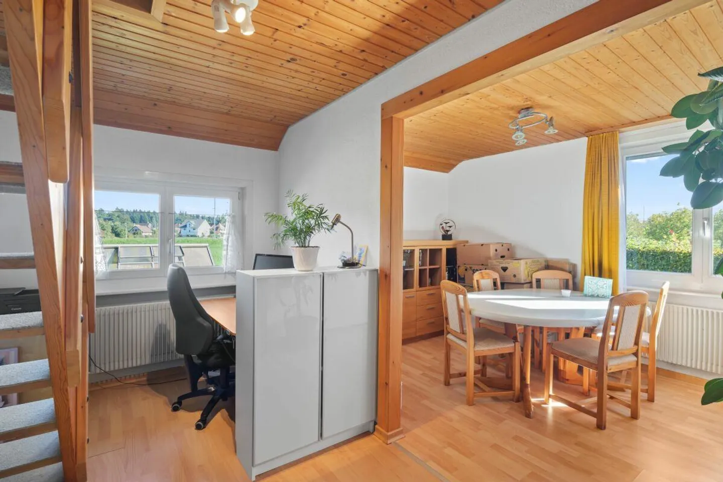 Single-family house with two residential units and versatile usage potential - Photo 4 of 13