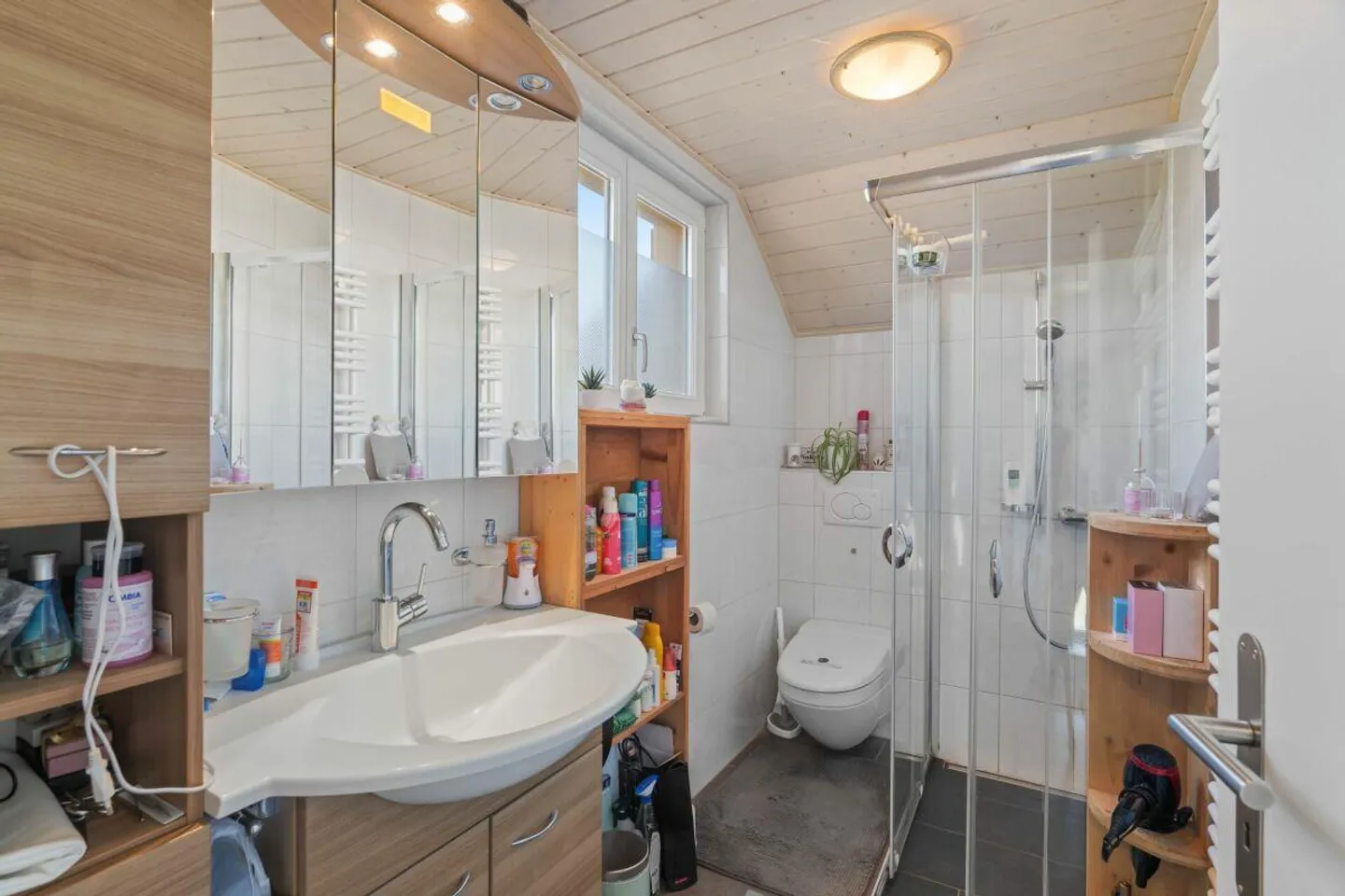 Single-family house with two residential units and versatile usage potential - Photo 7 of 13
