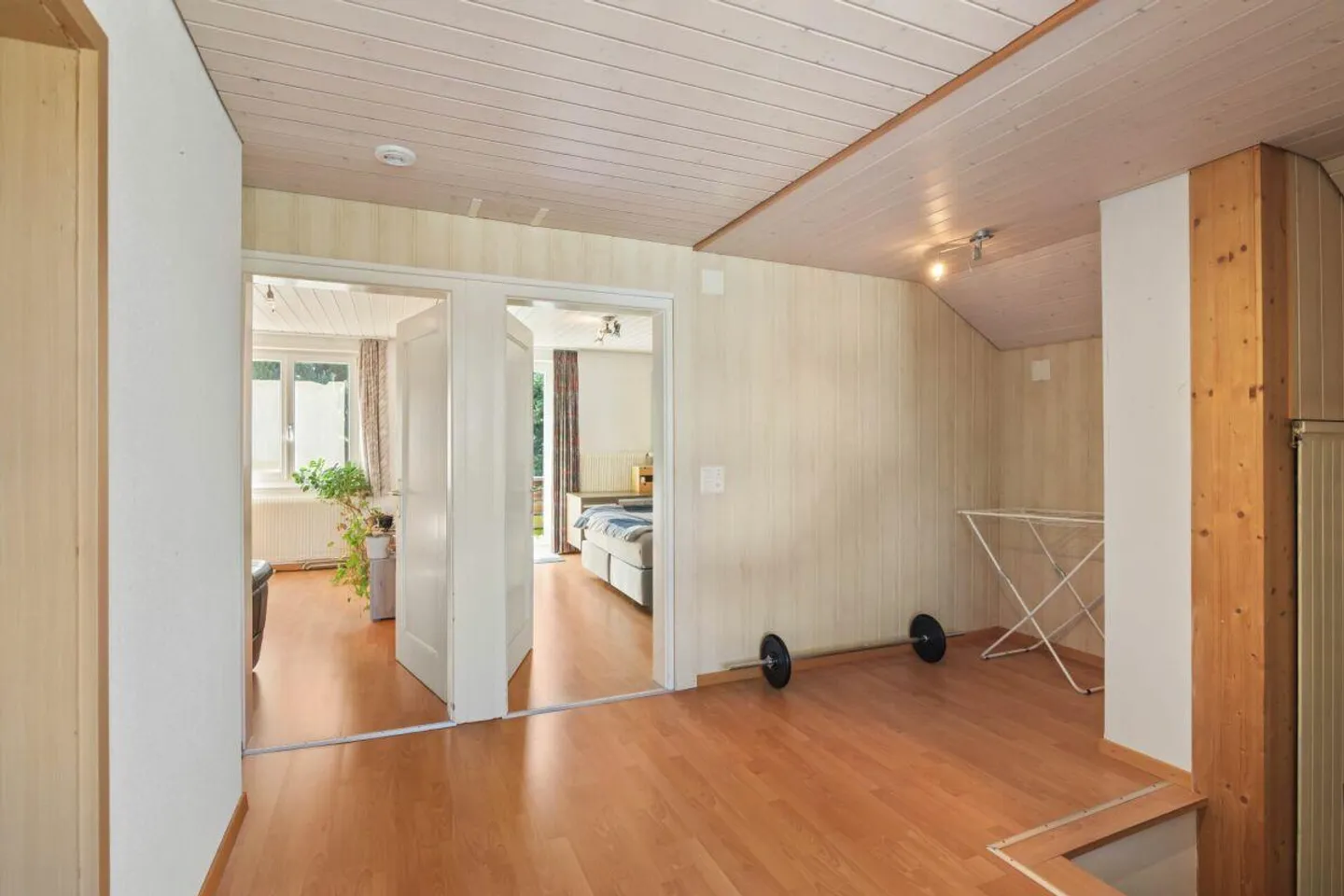 Single-family house with two residential units and versatile usage potential - Photo 8 of 13