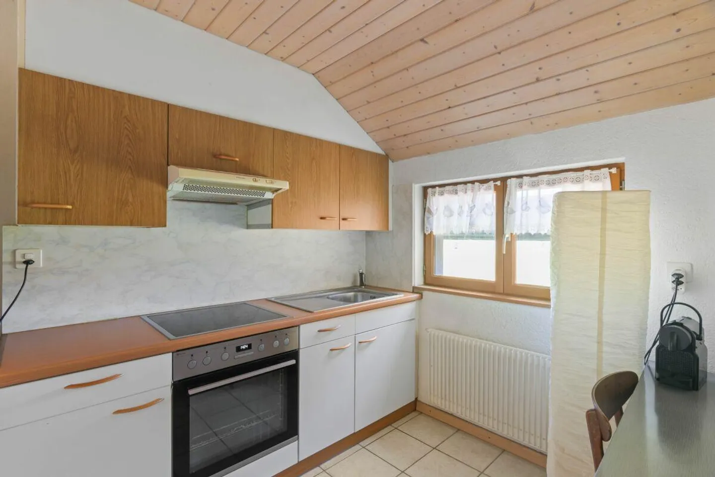 Single-family house with two residential units and versatile usage potential - Photo 9 of 13