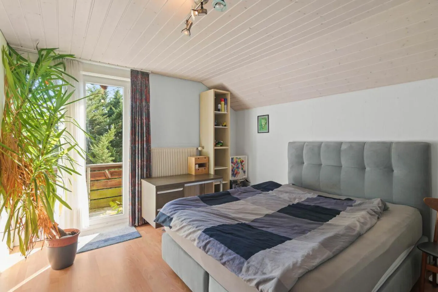 Single-family house with two residential units and versatile usage potential - Photo 10 of 13