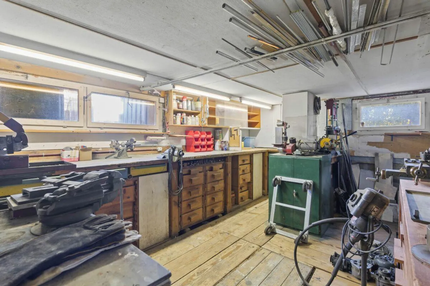 Single-family house with two residential units and versatile usage potential - Photo 11 of 13