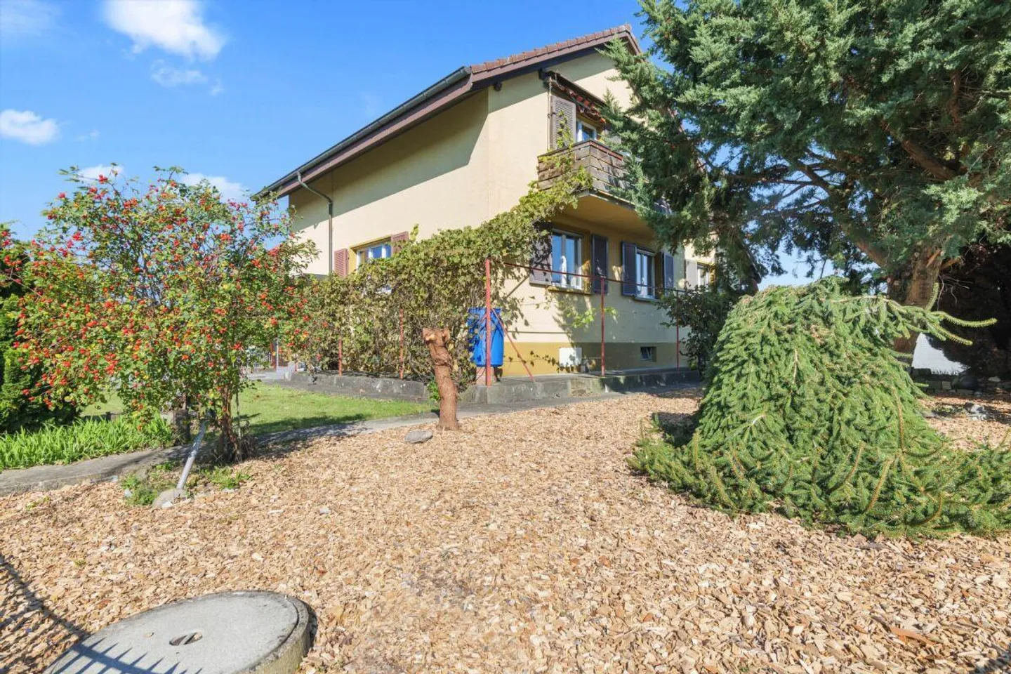Single-family house with two residential units and versatile usage potential - Photo 12 of 13