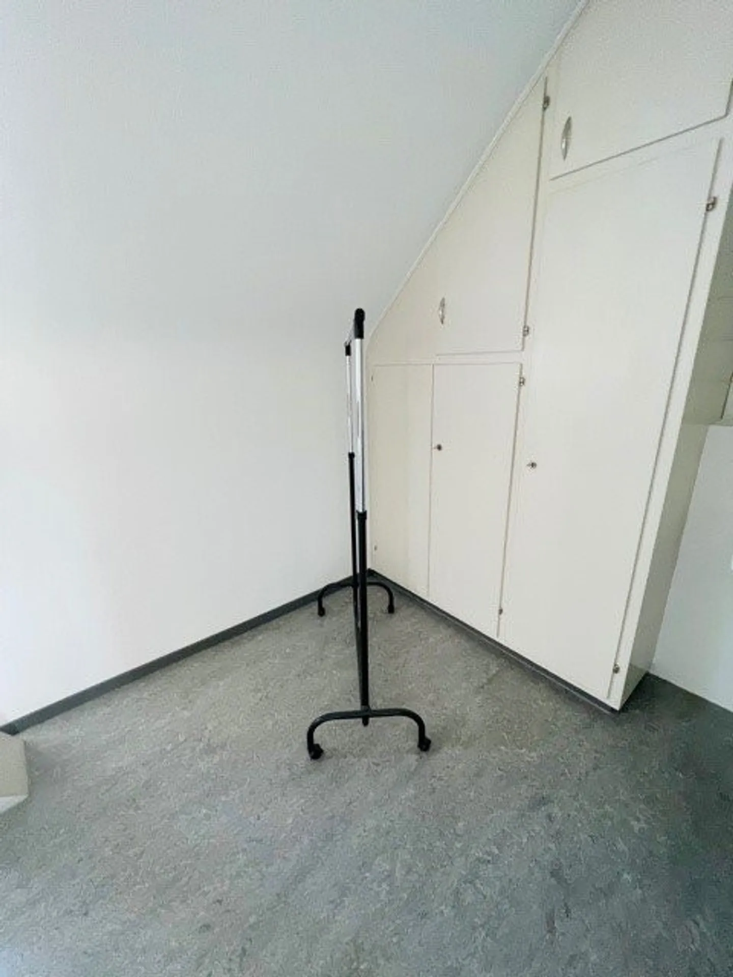 Camera mansardata vicino alla scuola commerciale & Bad. Bahnhof NESSUN APPARTAMENTO - Foto 5 di 5