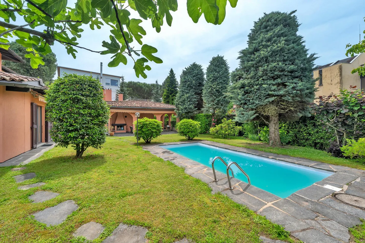 Villa mit 8,5 Zimmern, Garten und Pool - Foto 2 di 9