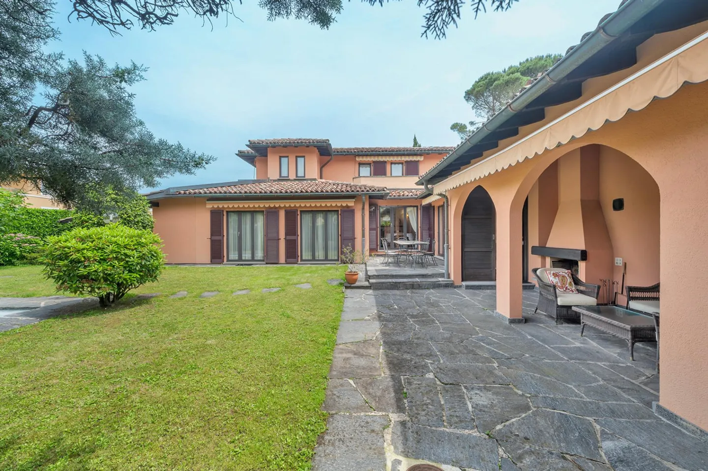 Villa mit 8,5 Zimmern, Garten und Pool - Foto 3 di 9