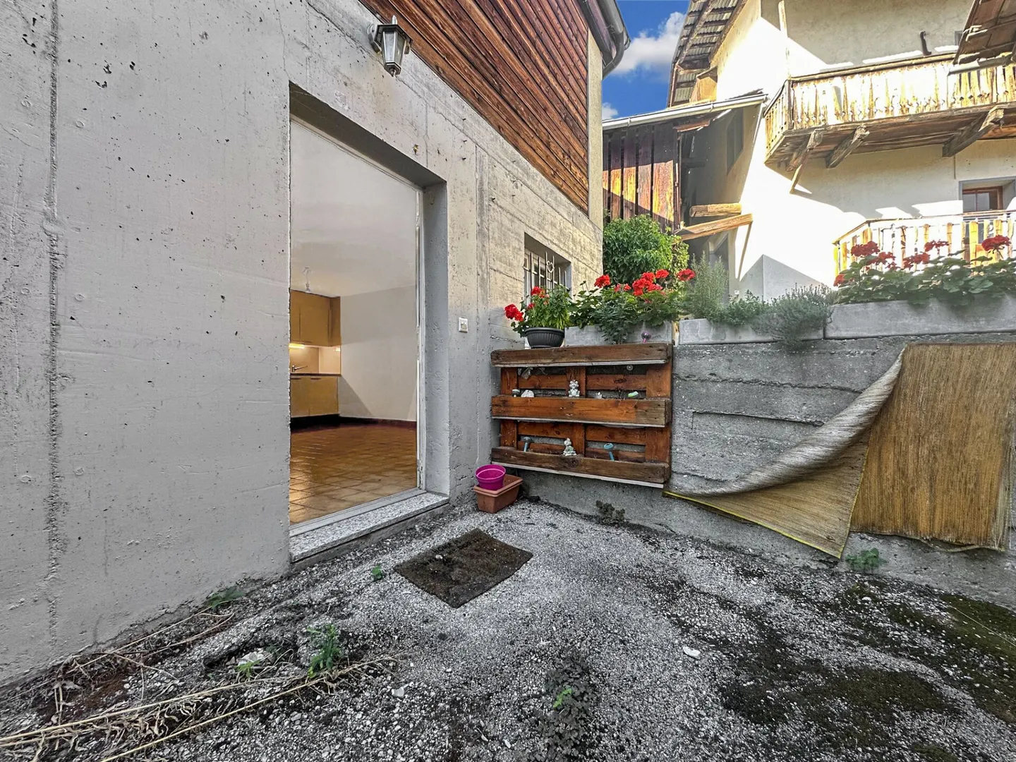 Vex - Charming 2.5 room renovated apartment with terrace - Photo 7 of 8