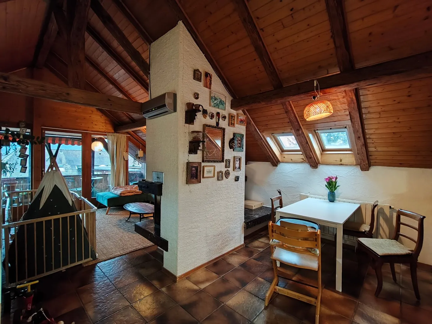 Charmante appartement sous les combles de 4,5 pièces avec balcon - Photo 2 sur 12