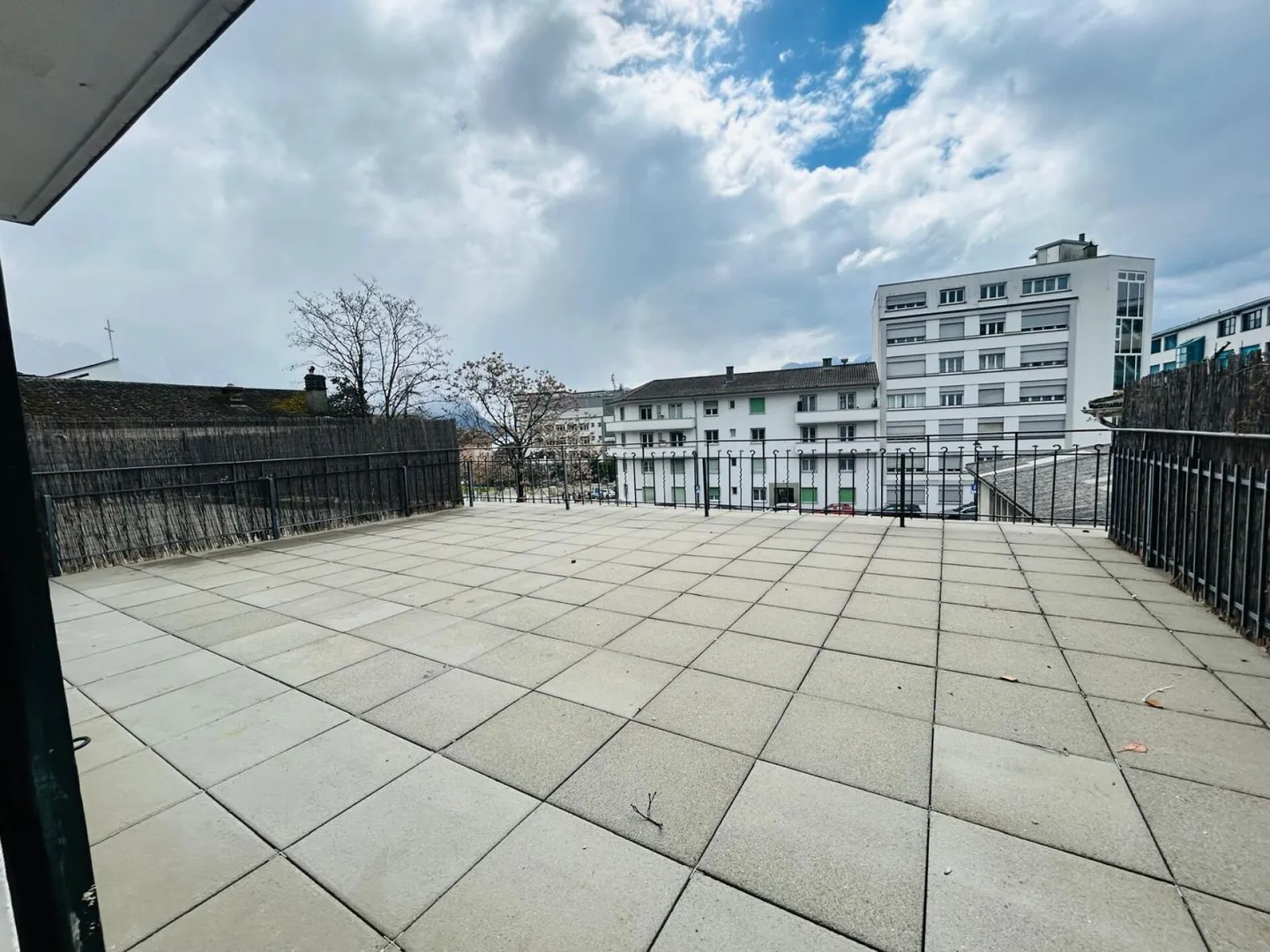 Appartement Charmant avec Terrasse - Photo 1 sur 5