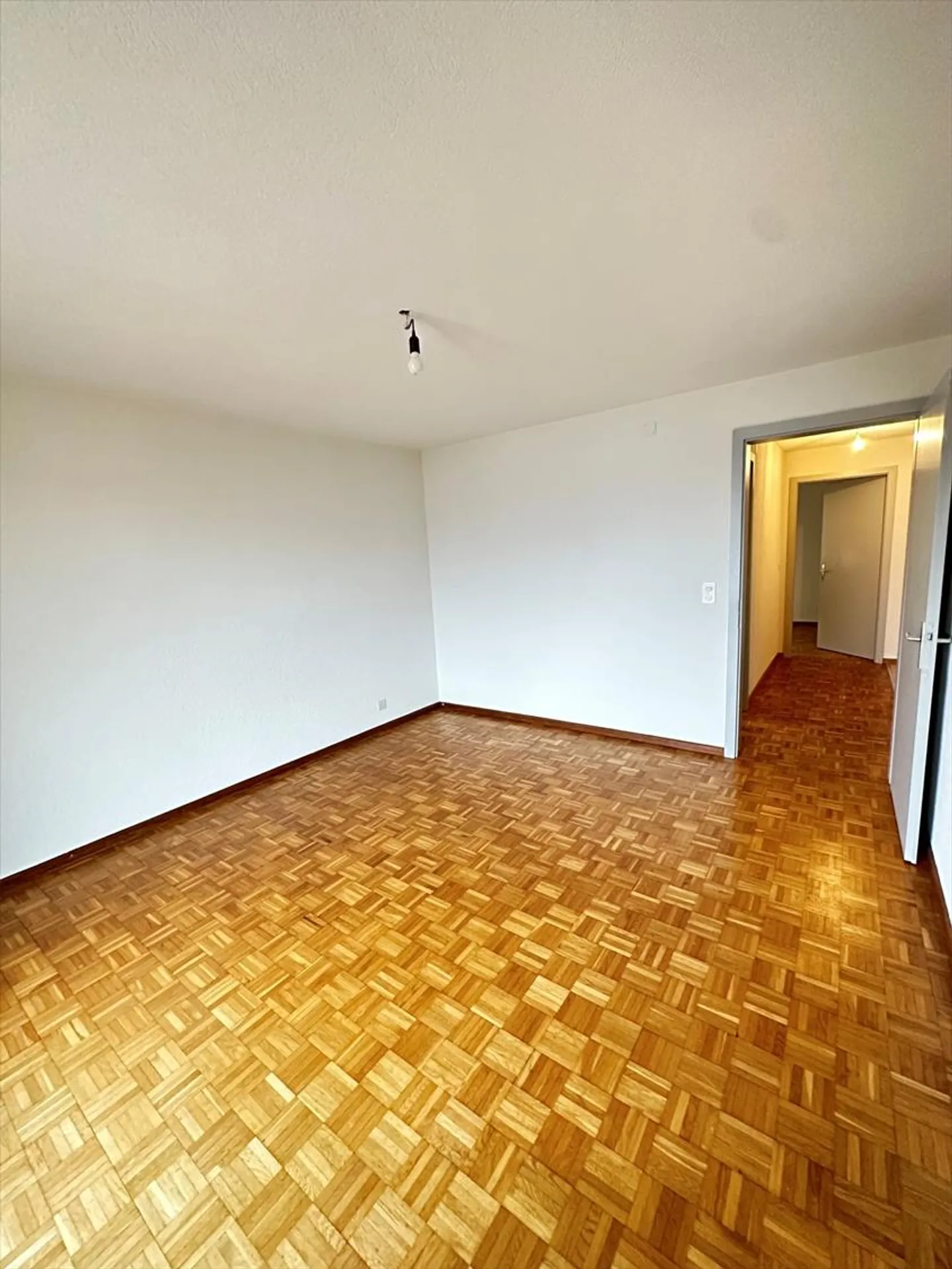 Wohnung mit 4.5 Zimmern im Erdgeschoss - Foto 8 von 13