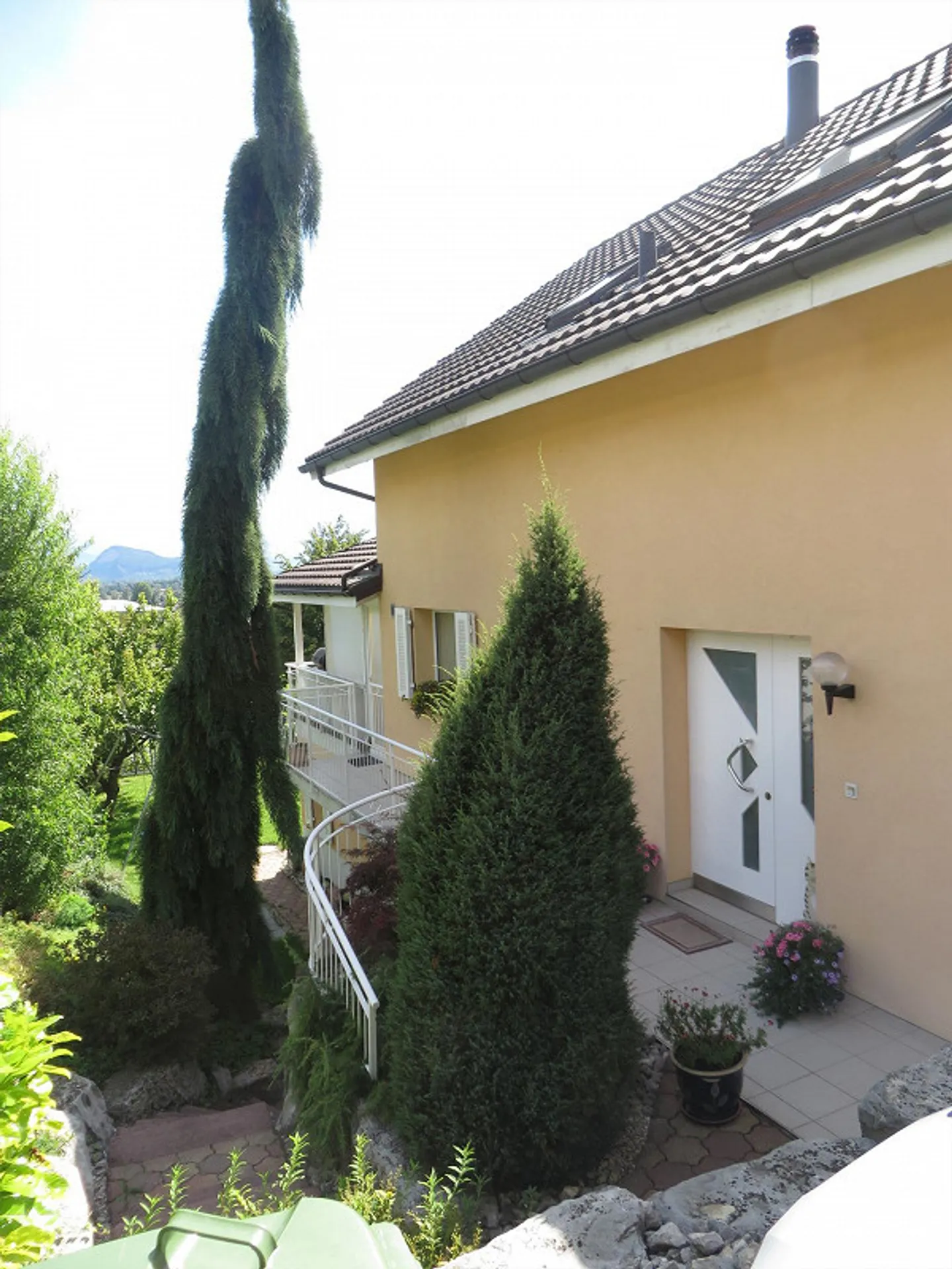 Charming 6.5-Room Single-Family House with a View in Rebstein - Photo 3 of 18