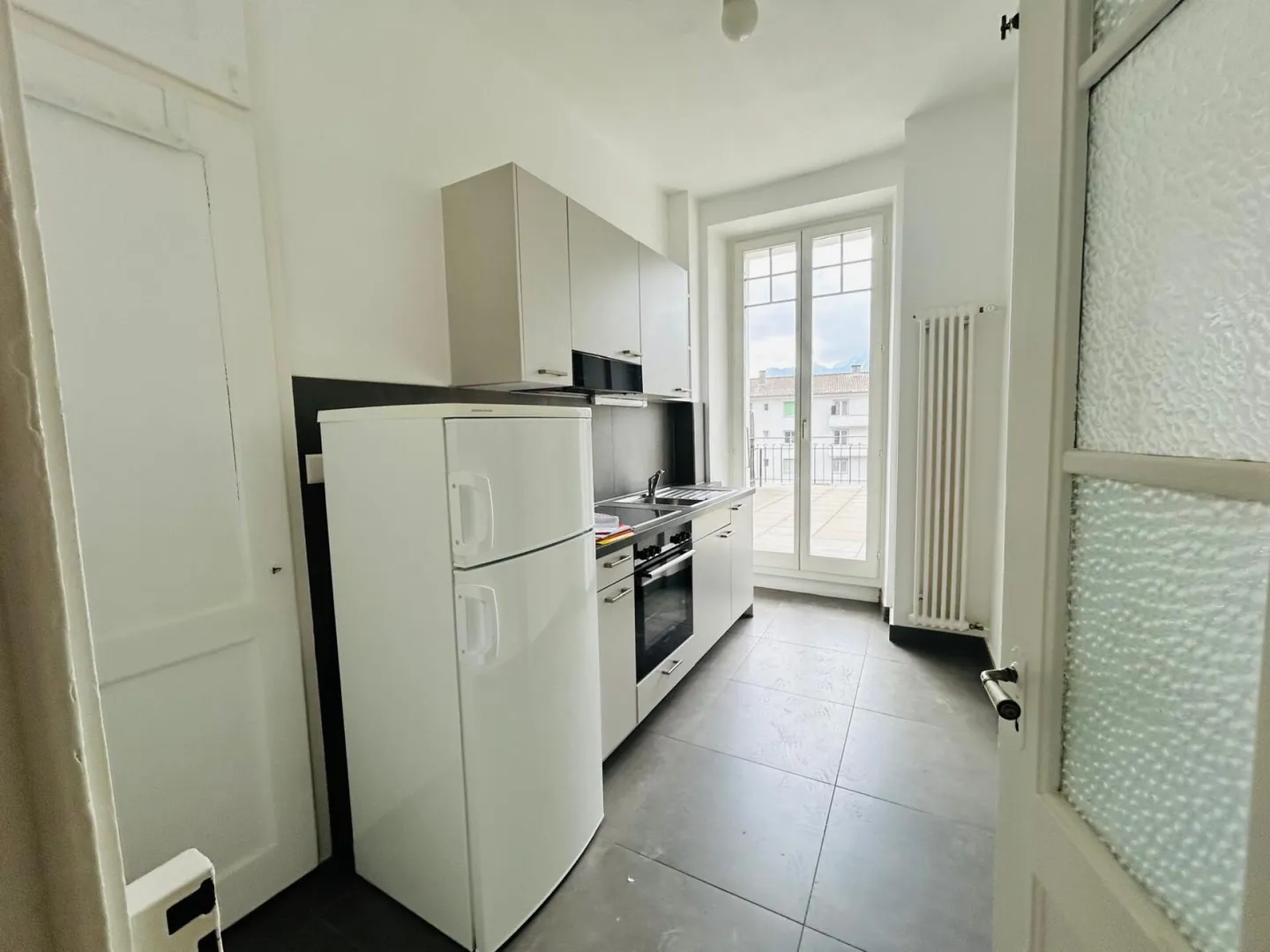 Appartement Charmant avec Terrasse - Photo 2 sur 5