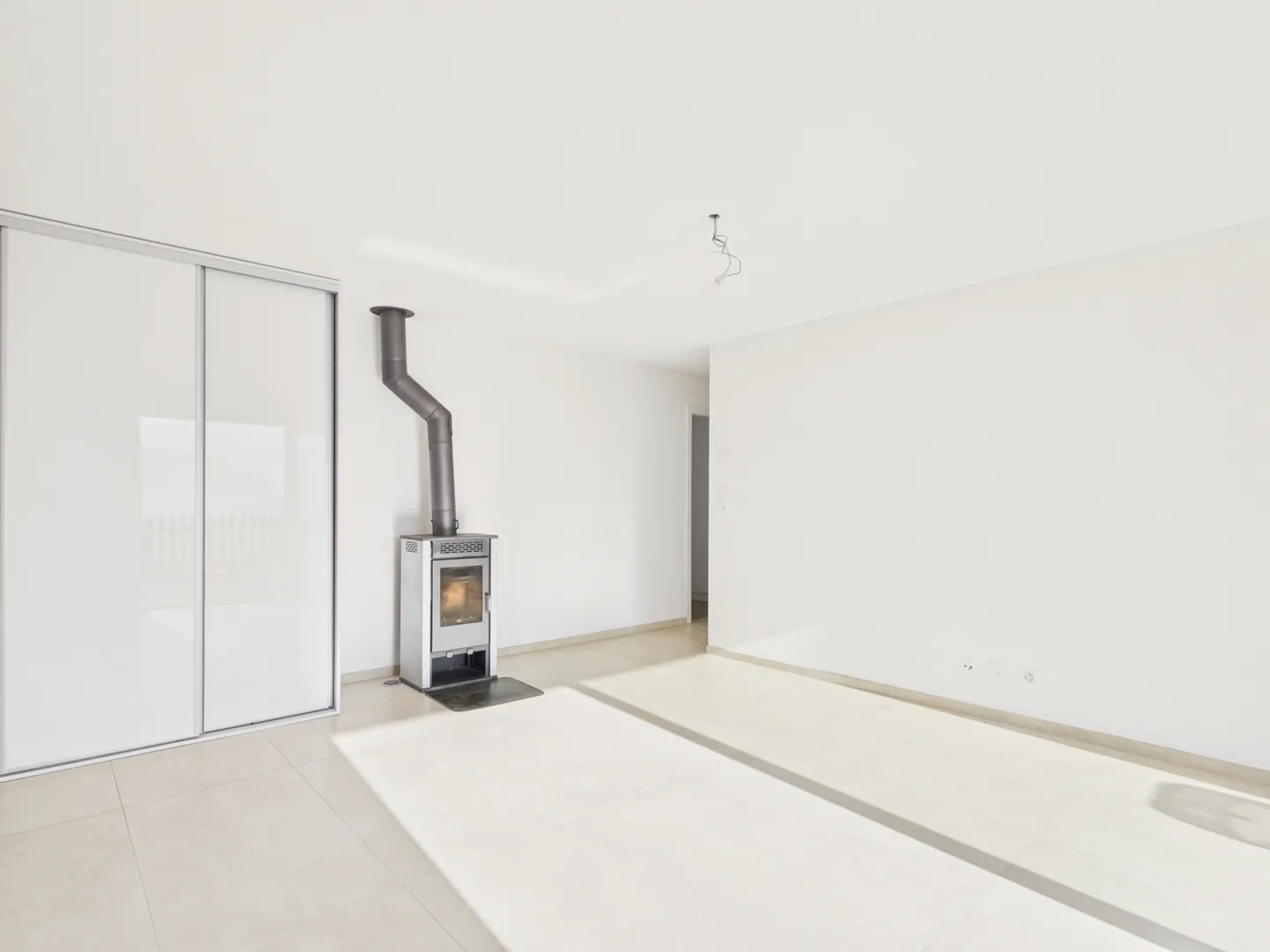 Appartement de 4.5 pièces spacieux et lumineux avec une grande terrasse et une vue imprenable sur les montagnes à Miex, VS. - Photo 4 sur 13