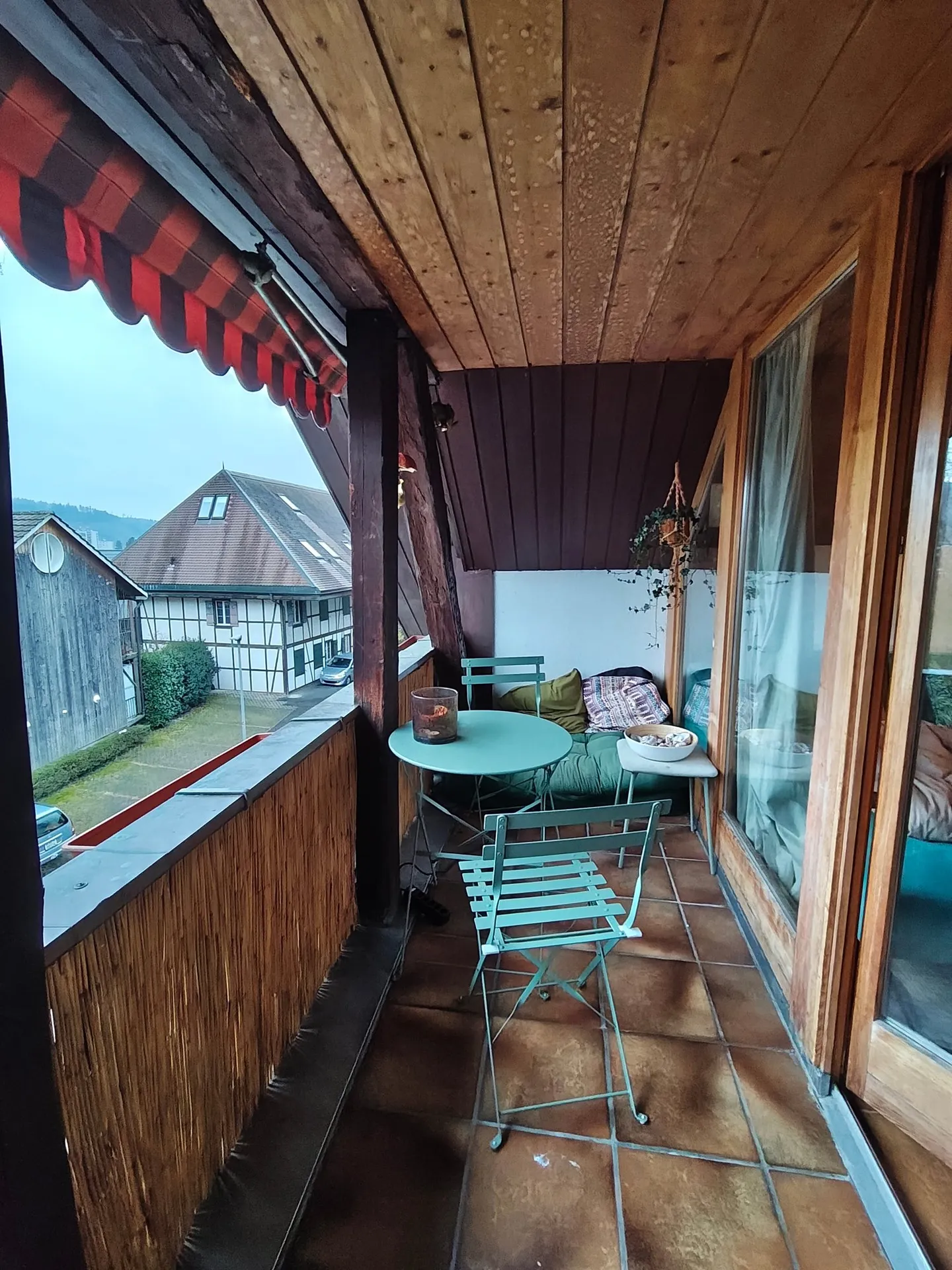Charmante appartement sous les combles de 4,5 pièces avec balcon - Photo 5 sur 12