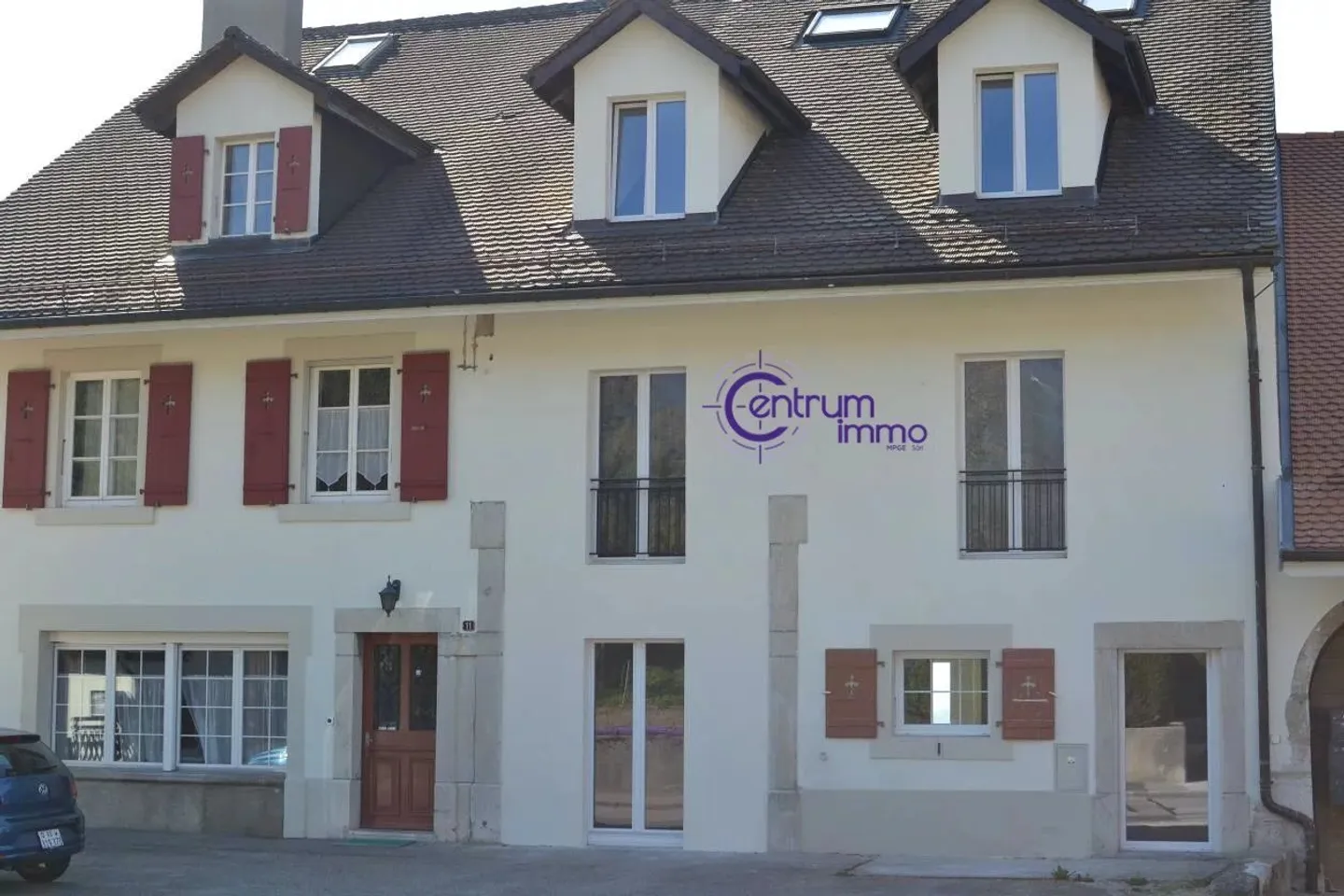 Schönes renditestarkes Gebäude mit 7 Wohnungen und einer angrenzenden Scheune zur Schaffung zusätzlicher Wohnungen. - Foto 1 von 13