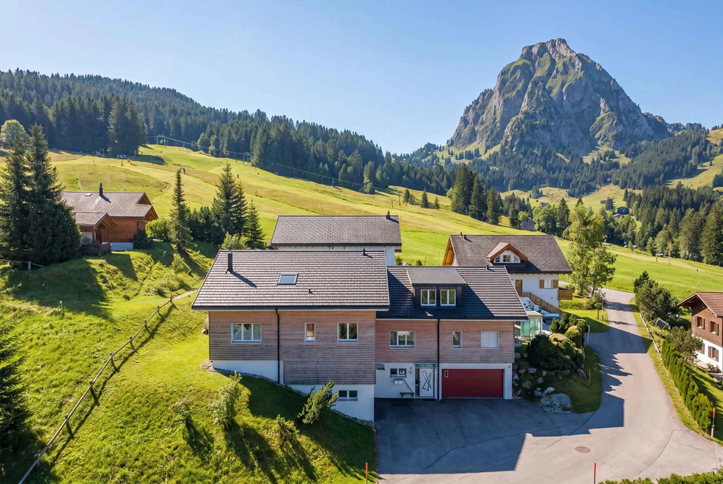 Stylish Living in Alpthal: Sunny 5.5 Room Semi-Detached House - Photo 1 of 5