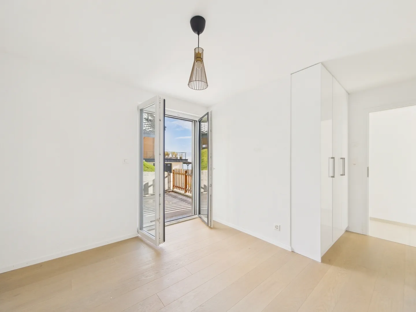 Appartement de 4.5 pièces spacieux et lumineux avec une grande terrasse et une vue imprenable sur les montagnes à Miex, VS. - Photo 7 sur 13