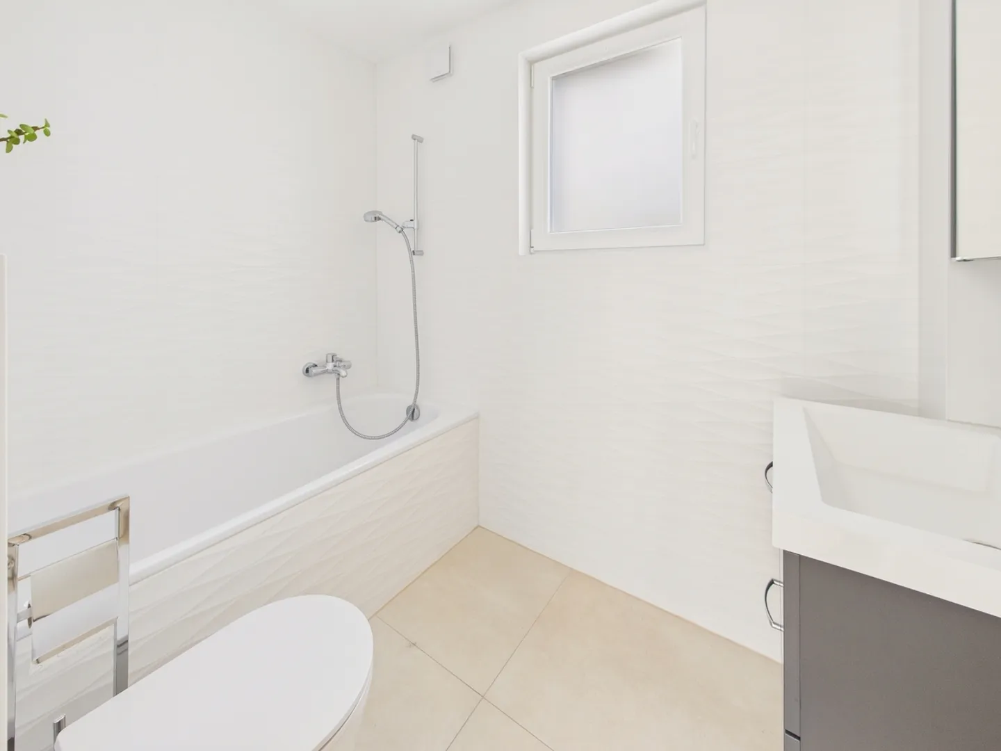 Appartement de 4.5 pièces spacieux et lumineux avec une grande terrasse et une vue imprenable sur les montagnes à Miex, VS. - Photo 9 sur 13