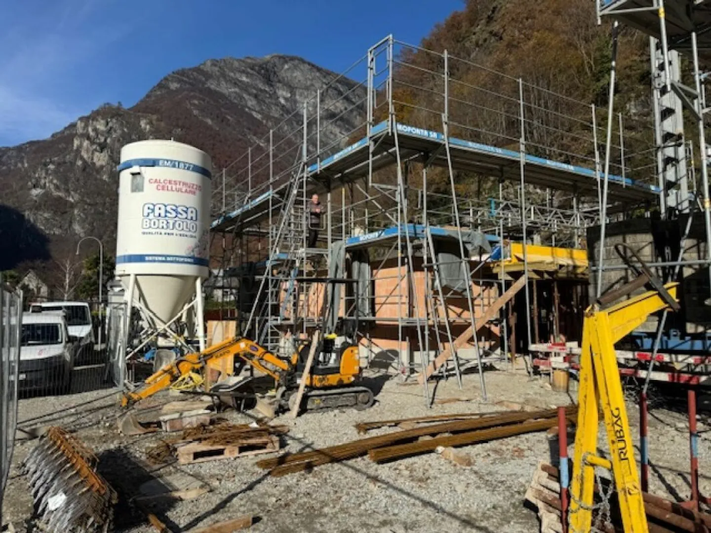 ZUM VERKAUF IN BIGNASCO - NEUES Einfamilienhaus mit 5,5 Zimmern und privatem Garten Cevio - Foto 2 von 13