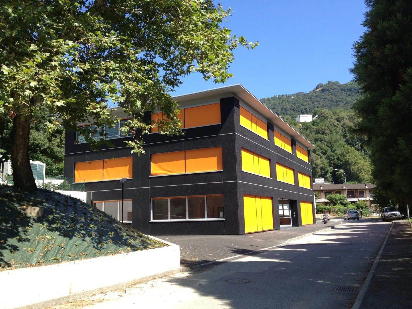 MIETEN SIE KOMMERZIELLE FLÄCHEN IN EINEM MODERNEN GEBÄUDE IN VACALLO - Foto 1 von 10