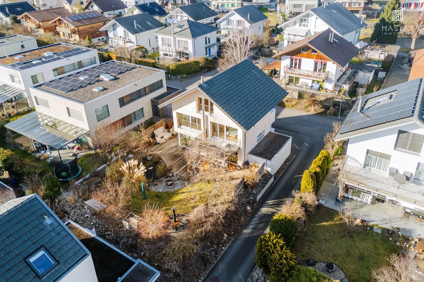Modern 6½-room single-family house in a popular family neighborhood - Photo 1 of 10