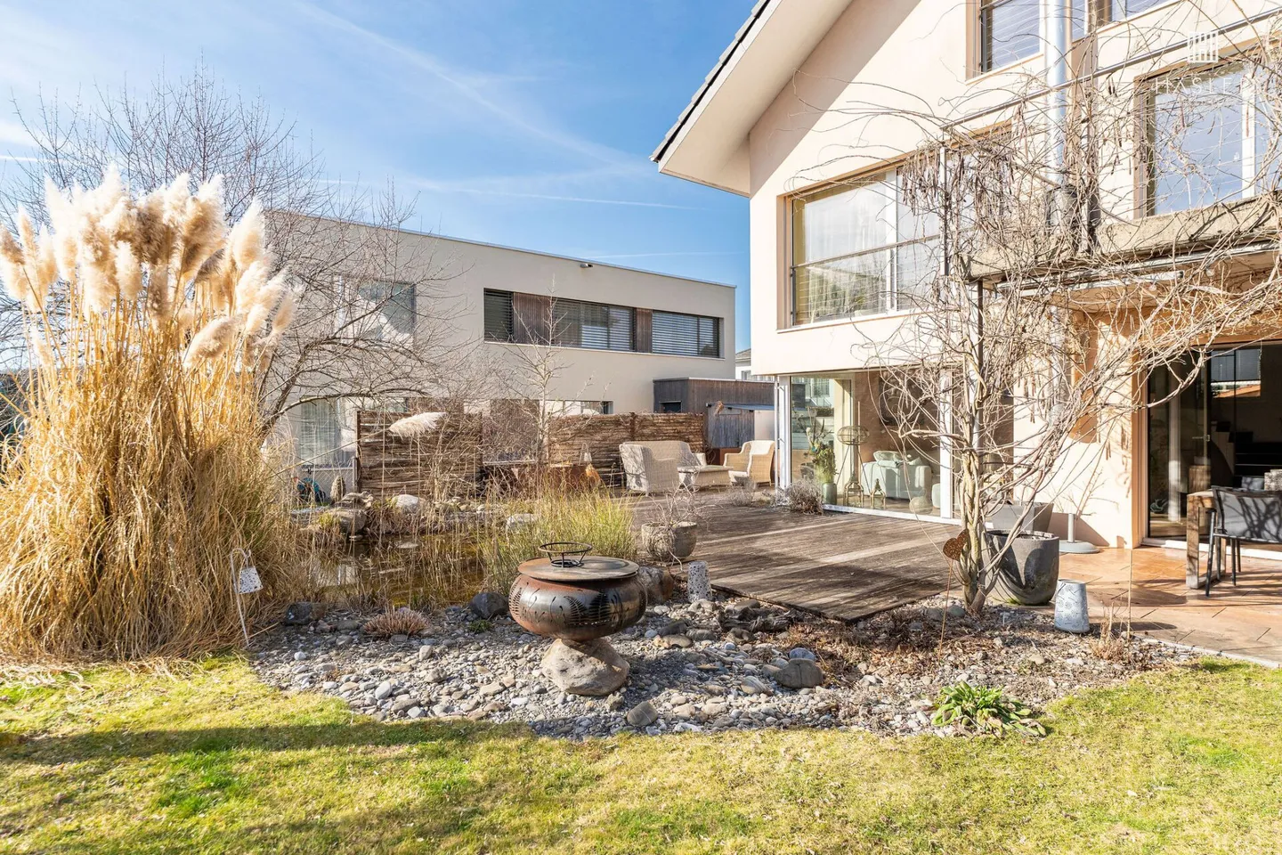 Modern 6½-room single-family house in a popular family neighborhood - Photo 3 of 10