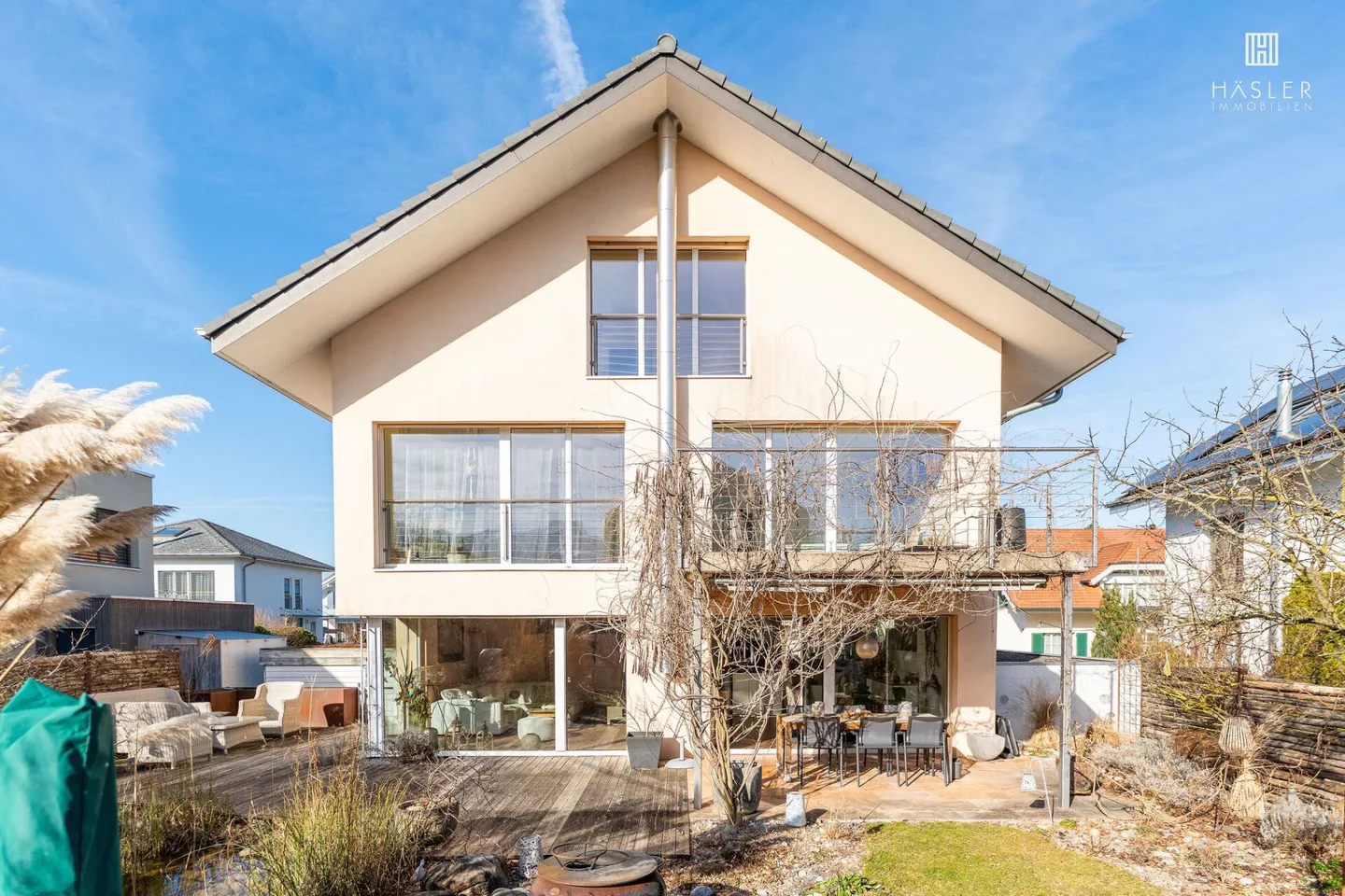 Modern 6½-room single-family house in a popular family neighborhood - Photo 2 of 10