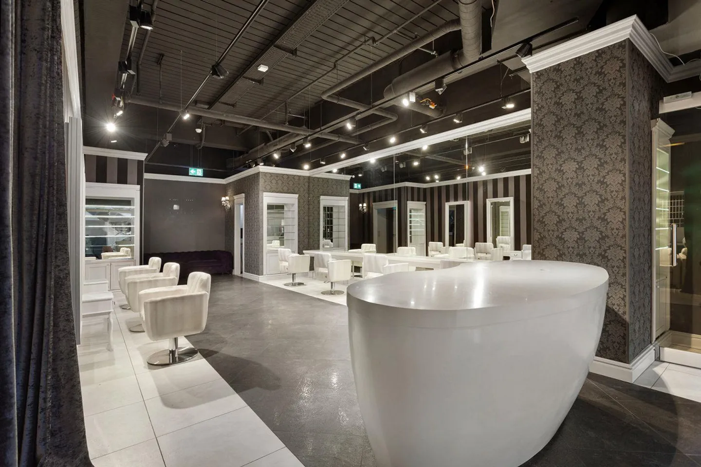 Salon de coiffure attrayant et entièrement équipé (74 m²) dans Inside Volketswil - Photo 2 sur 10