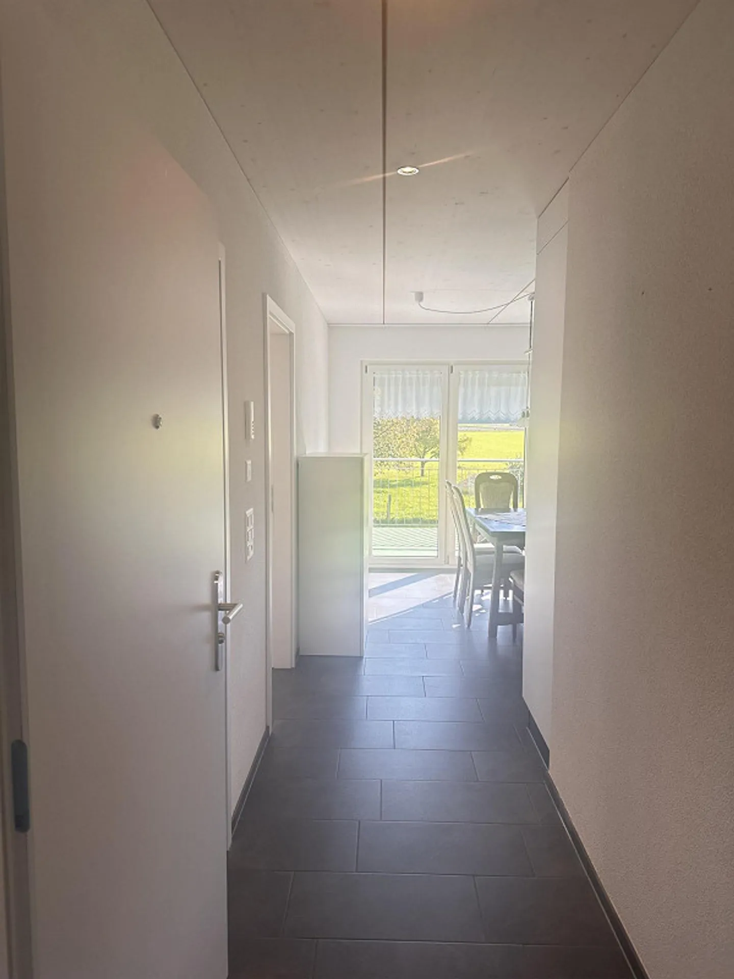Moderne 2-Zimmer-Wohnung in ruhiger Lage in Full-Reuenthal - Foto 2 von 9