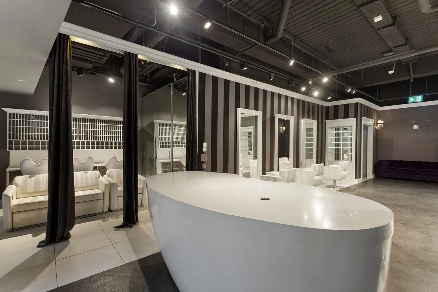 Salon de coiffure attrayant et entièrement équipé (74 m²) dans Inside Volketswil - Photo 3 sur 10