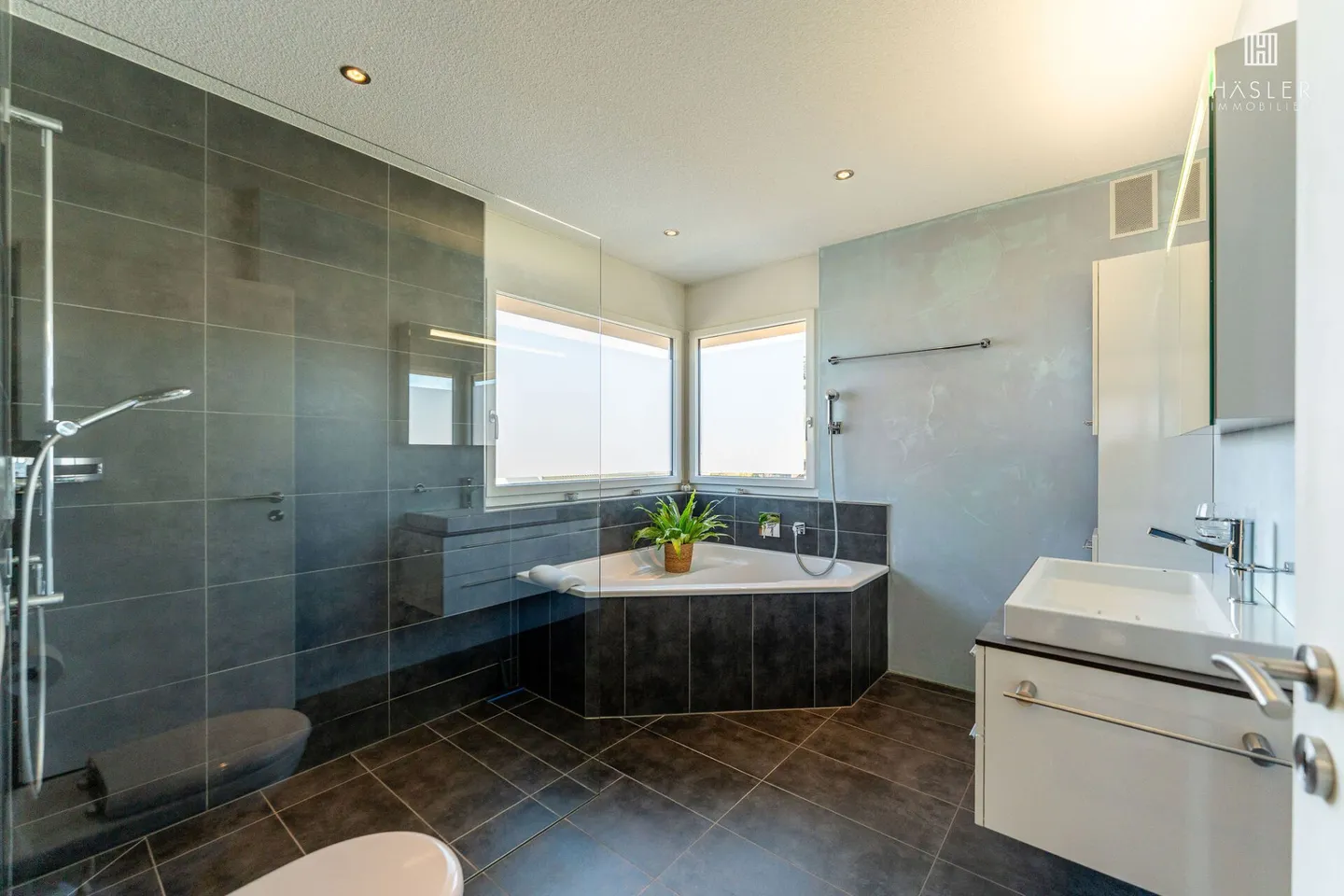 Modern 6½-room single-family house in a popular family neighborhood - Photo 9 of 10