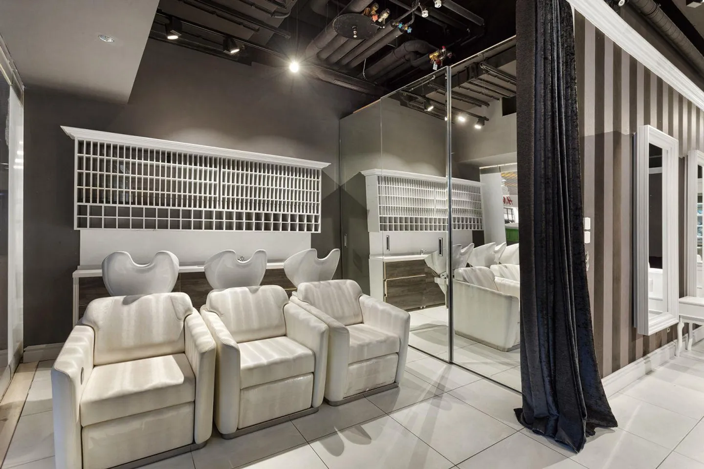 Salon de coiffure attrayant et entièrement équipé (74 m²) dans Inside Volketswil - Photo 4 sur 10