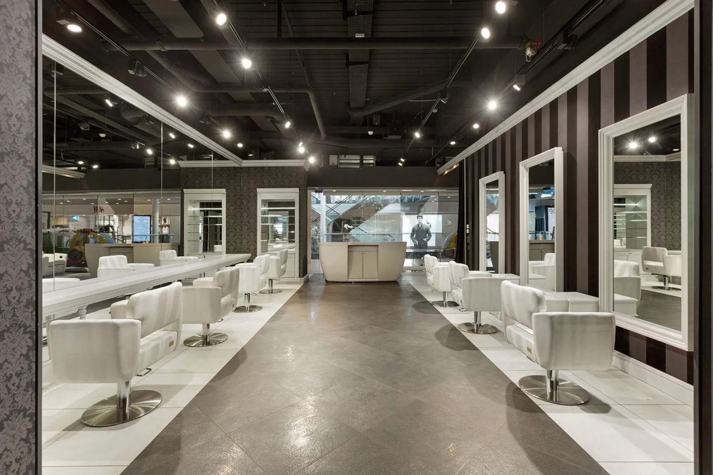 Salon de coiffure attrayant et entièrement équipé (74 m²) dans Inside Volketswil - Photo 8 sur 10