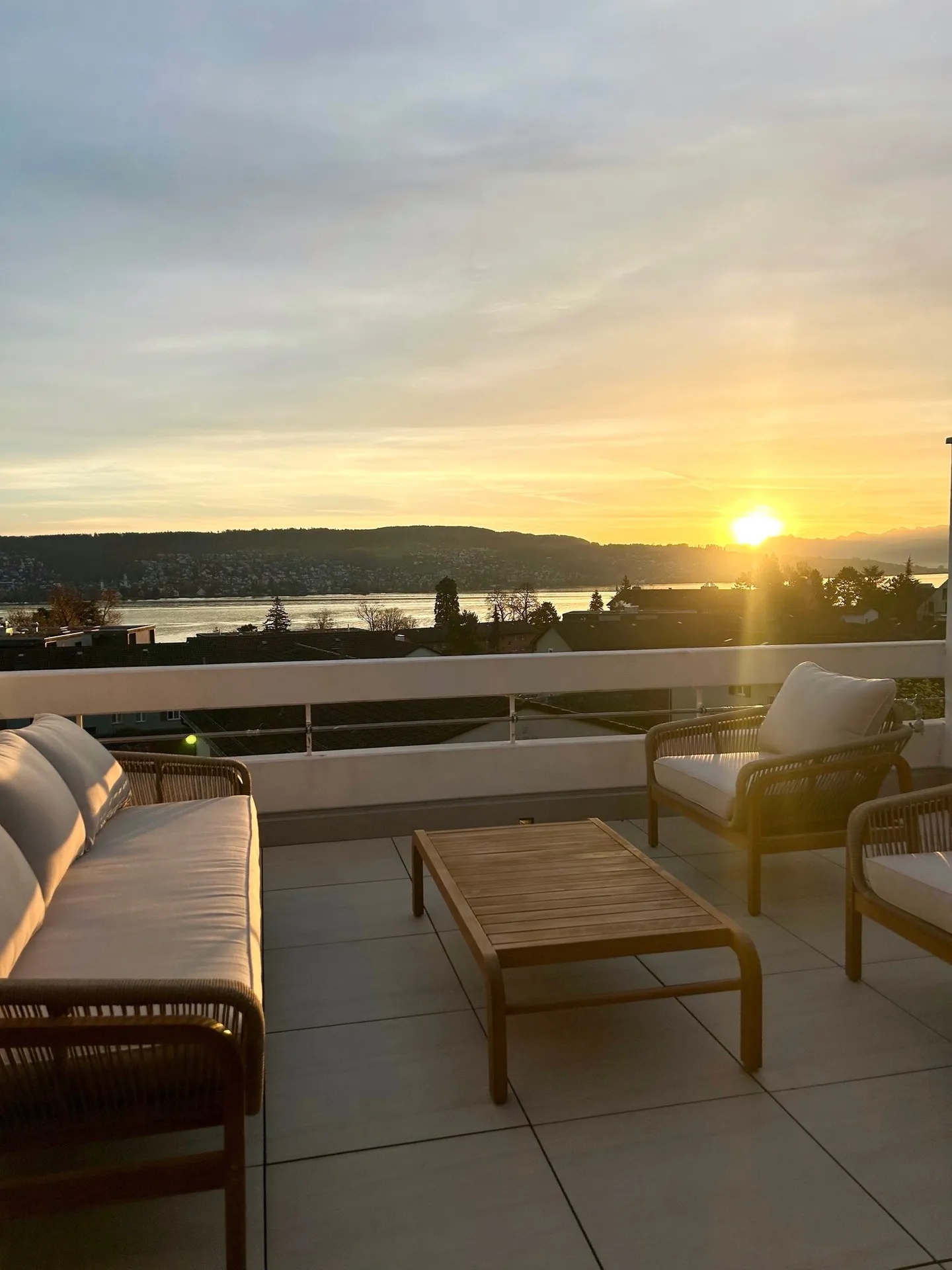Urban-Chic in Rüschlikon: 5.5-Room Maisonette with Panorama over Lake Zurich - Photo 3 of 25