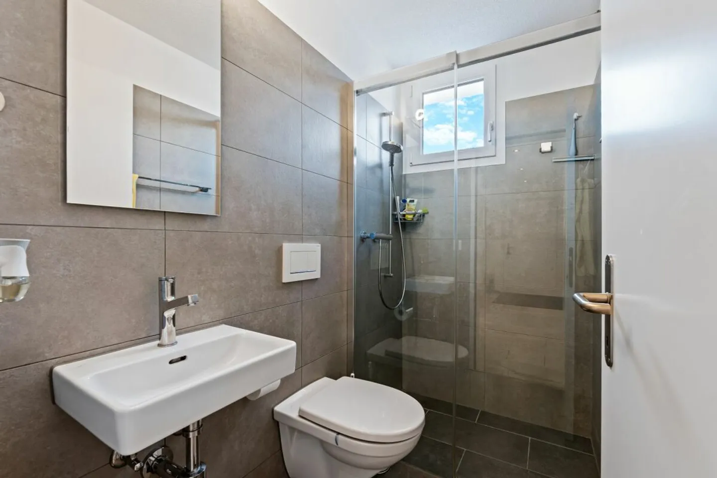 Spacious Apartment with Balcony - Photo 9 of 14