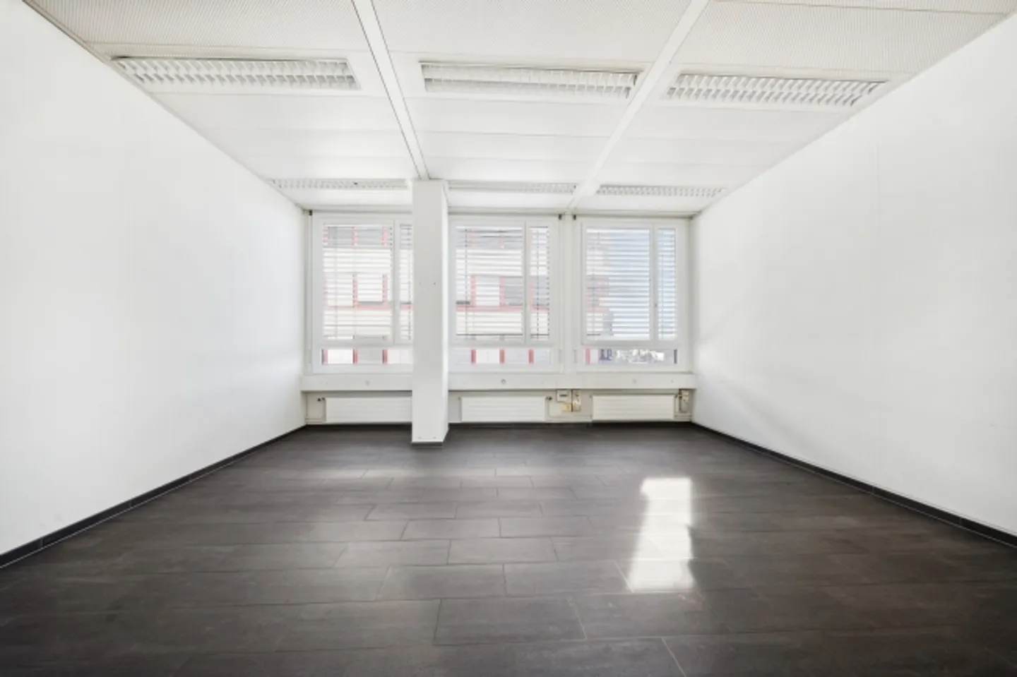 UFFICI a partire da 14m² Centralmente situati, luminosi e confortevoli fino al 28.02.2026! - Foto 2 di 13