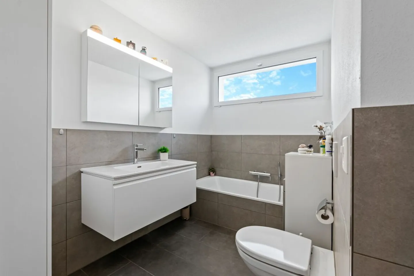 Spacious Apartment with Balcony - Photo 10 of 14