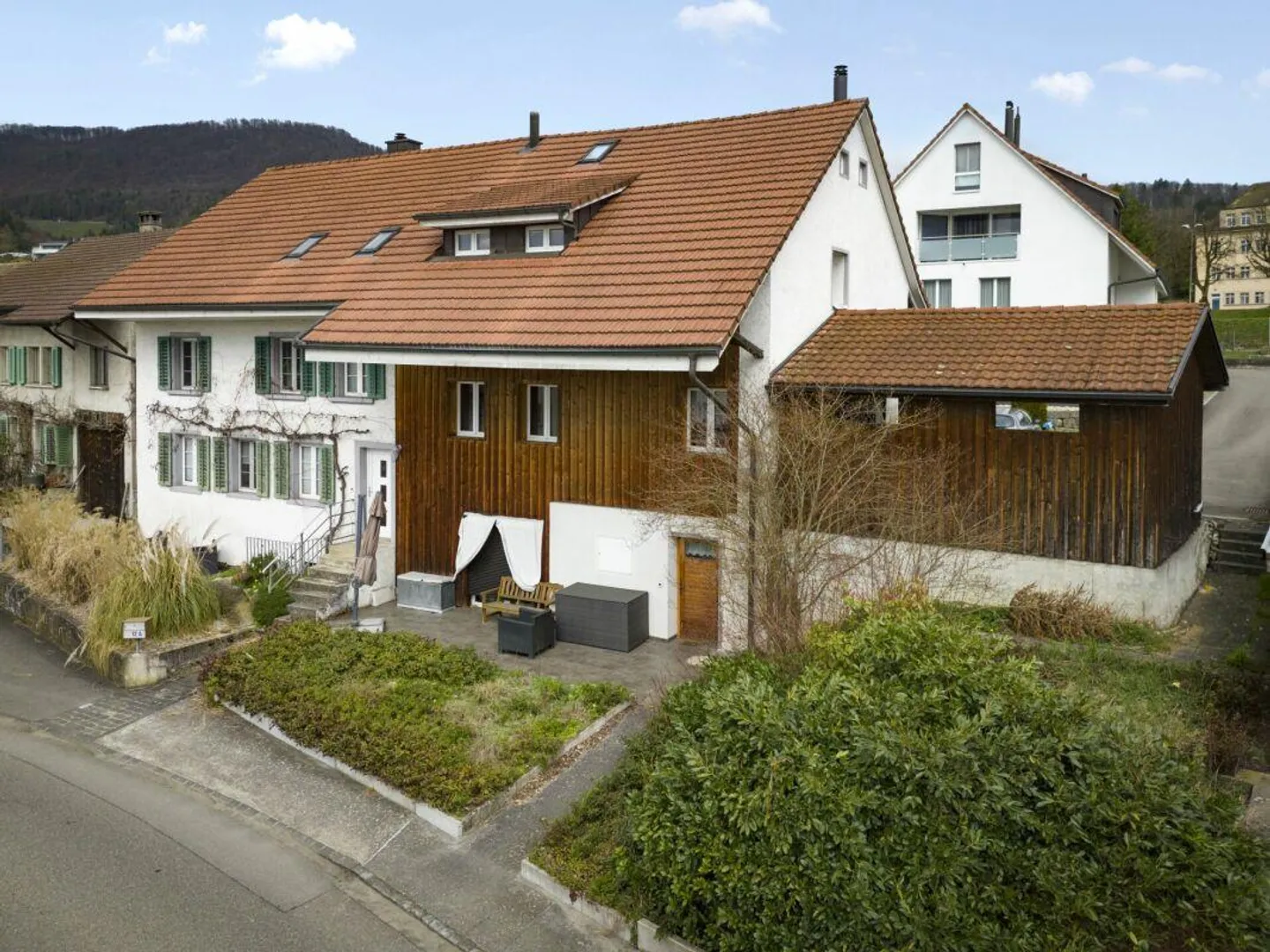 Casa bifamiliare nel cuore di Auenstein con un'unità di 6,5 e una di 5,5 stanze - Foto 1 di 29