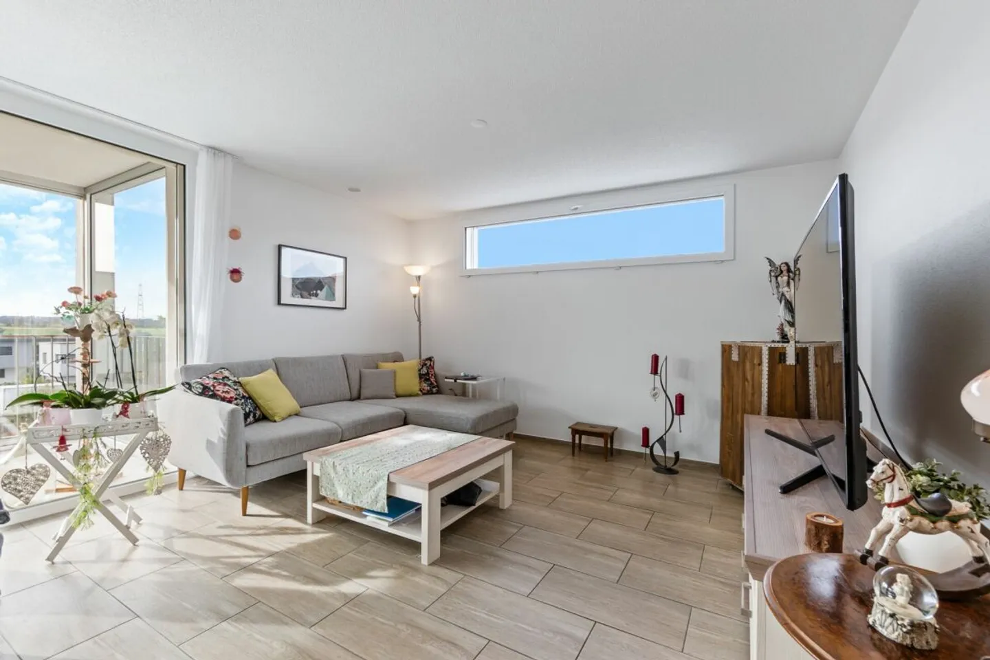 Spacious Apartment with Balcony - Photo 4 of 14