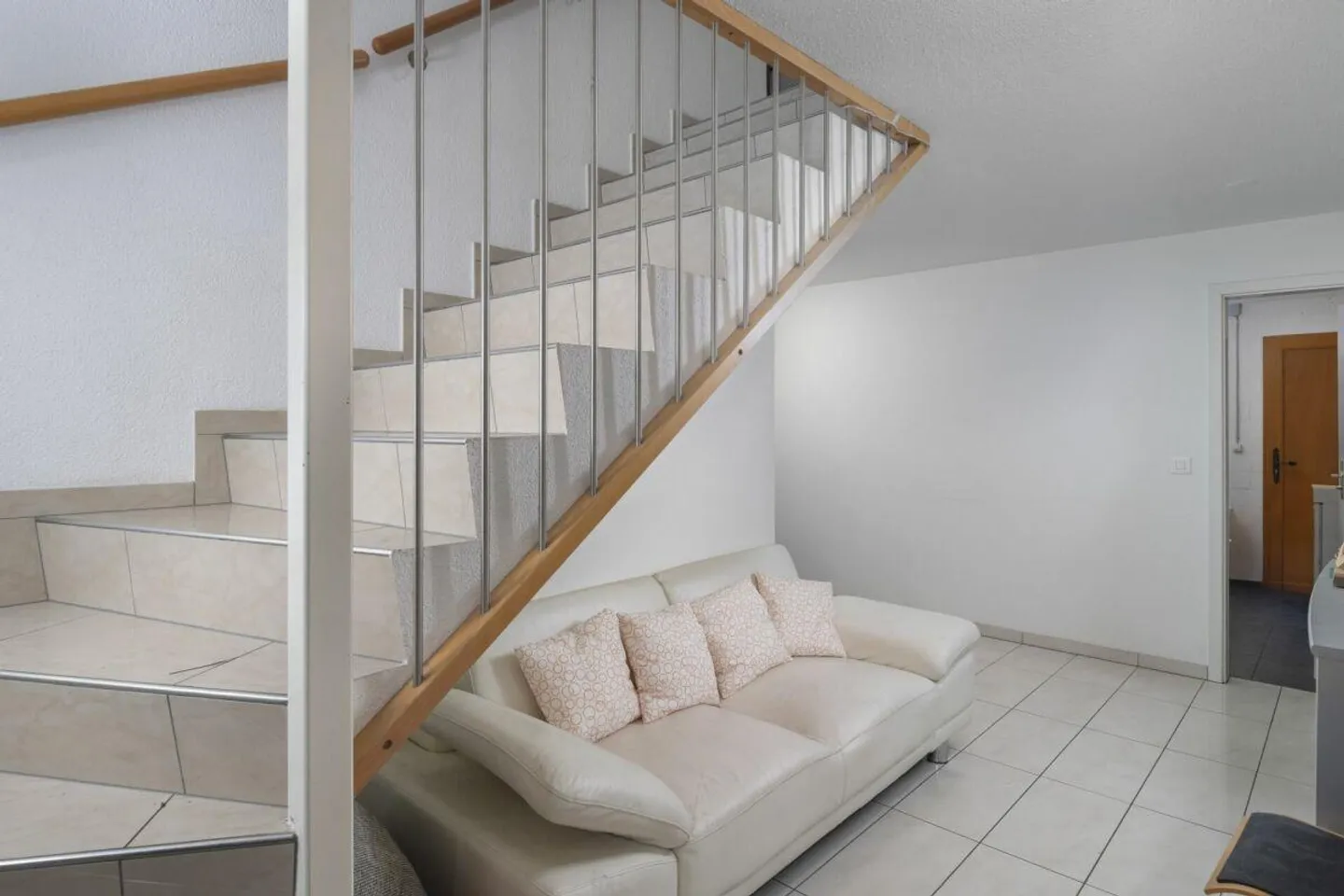Casa bifamiliare nel cuore di Auenstein con un'unità di 6,5 e una di 5,5 stanze - Foto 6 di 29