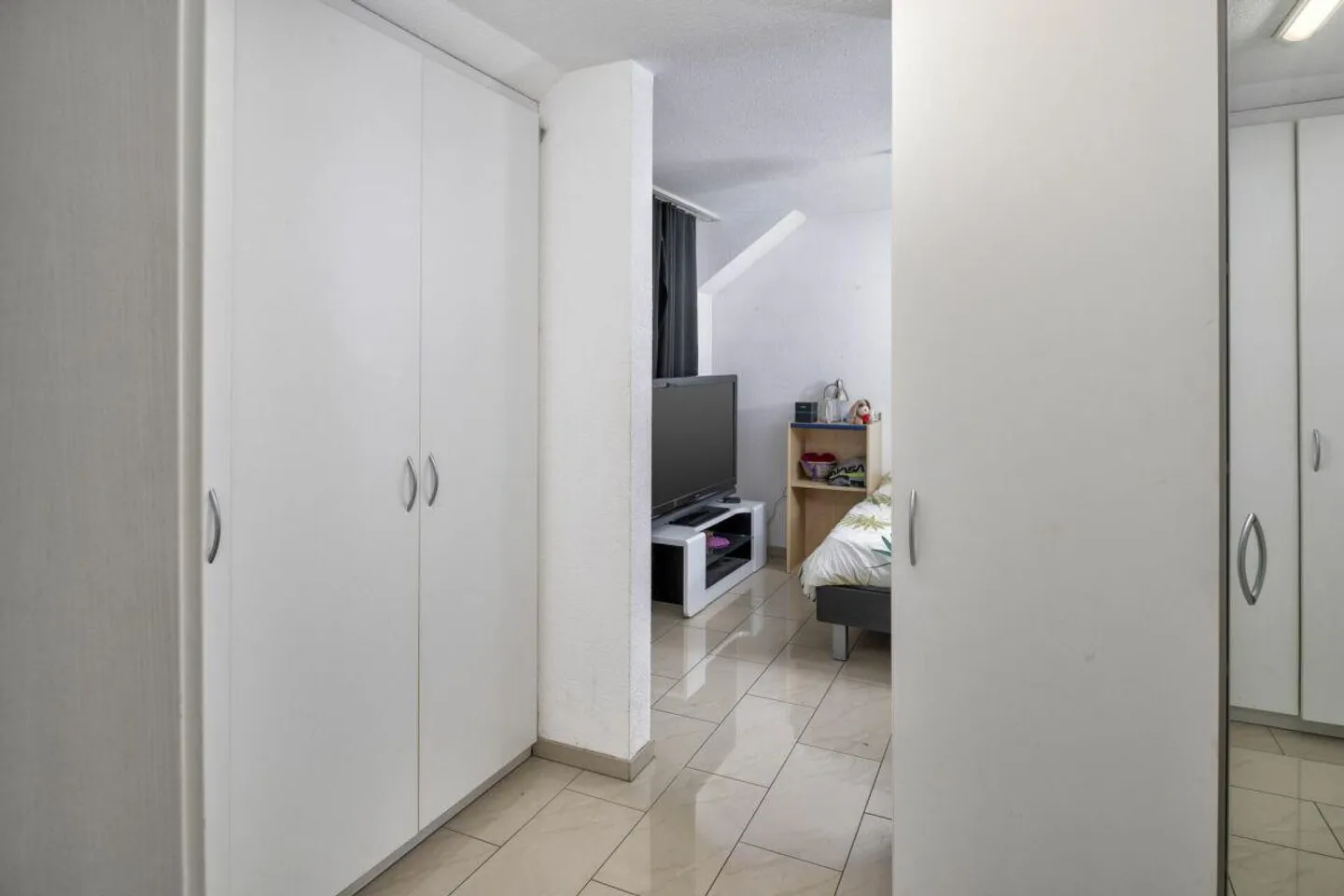 Casa bifamiliare nel cuore di Auenstein con un'unità di 6,5 e una di 5,5 stanze - Foto 9 di 29