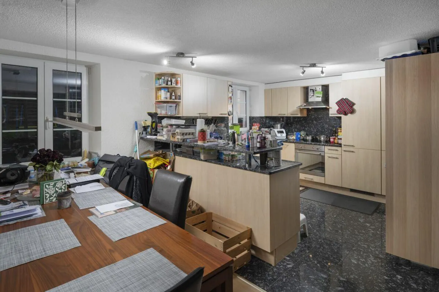Casa bifamiliare nel cuore di Auenstein con un'unità di 6,5 e una di 5,5 stanze - Foto 16 di 29