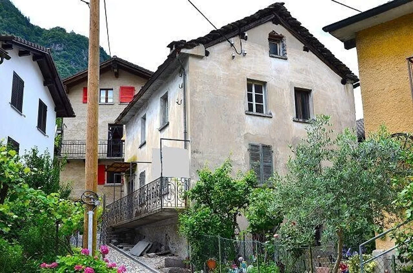 Maison dans le centre de 5 pièces à rénover avec rustique et jardin, très calme avec belle vue - Photo 1 sur 12