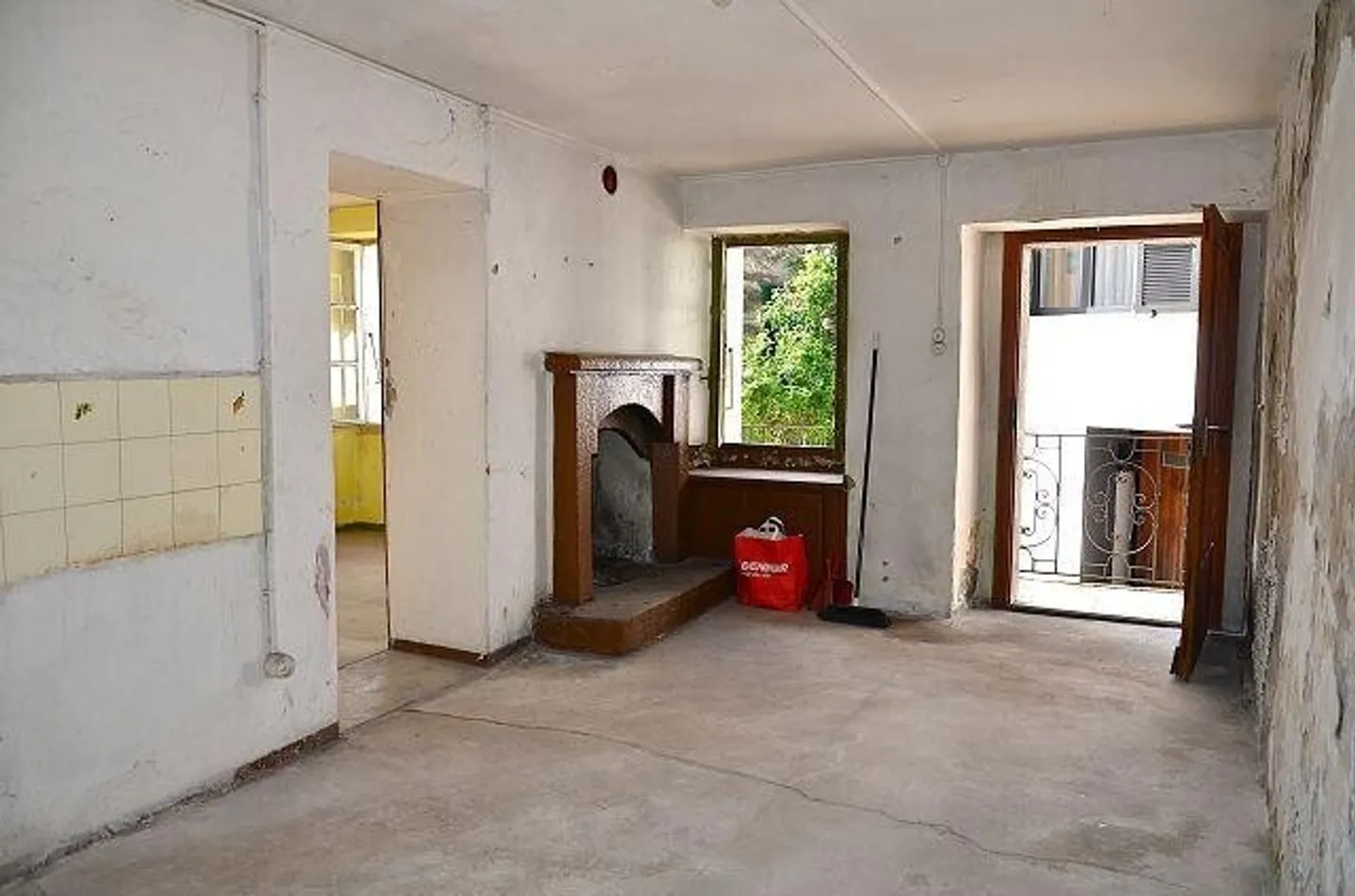 Maison dans le centre de 5 pièces à rénover avec rustique et jardin, très calme avec belle vue - Photo 3 sur 12