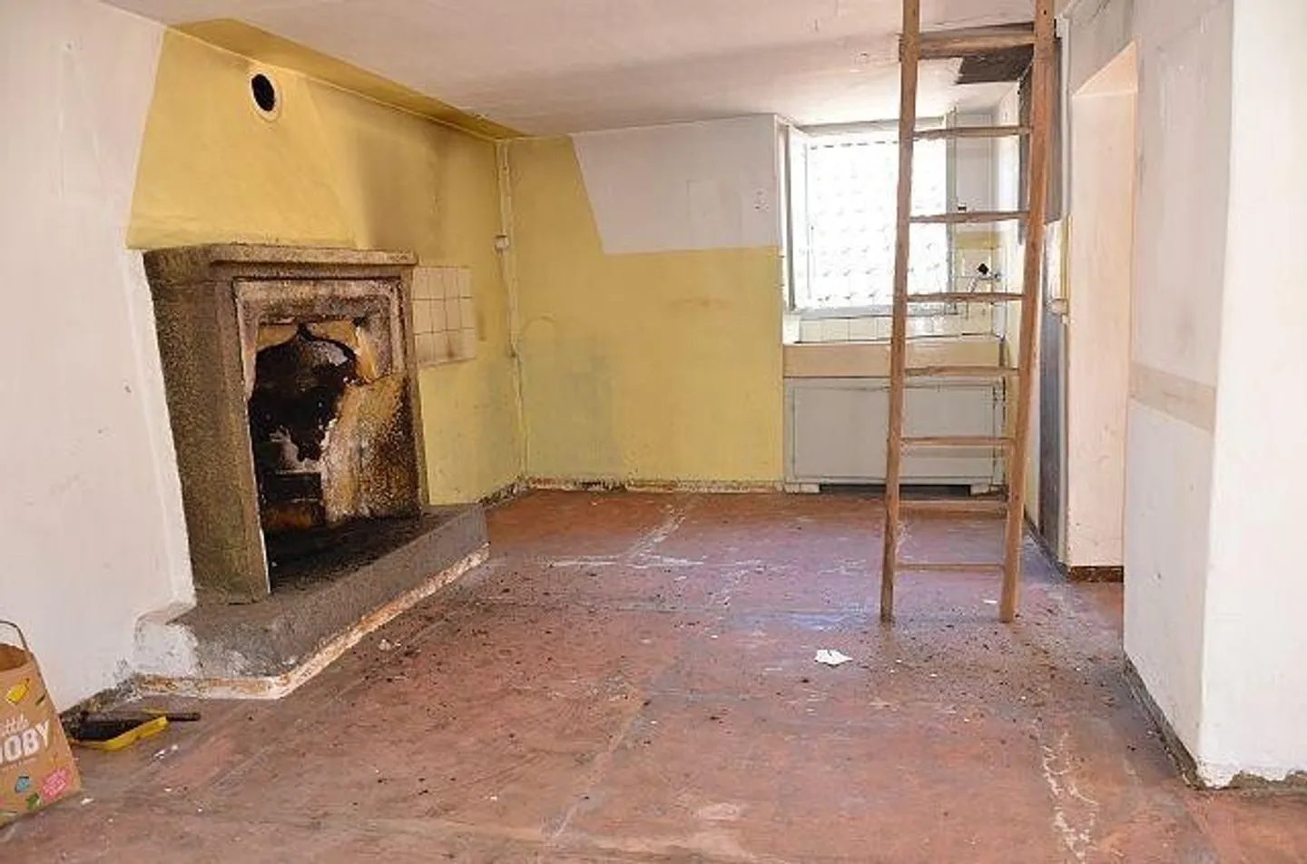 Maison dans le centre de 5 pièces à rénover avec rustique et jardin, très calme avec belle vue - Photo 4 sur 12