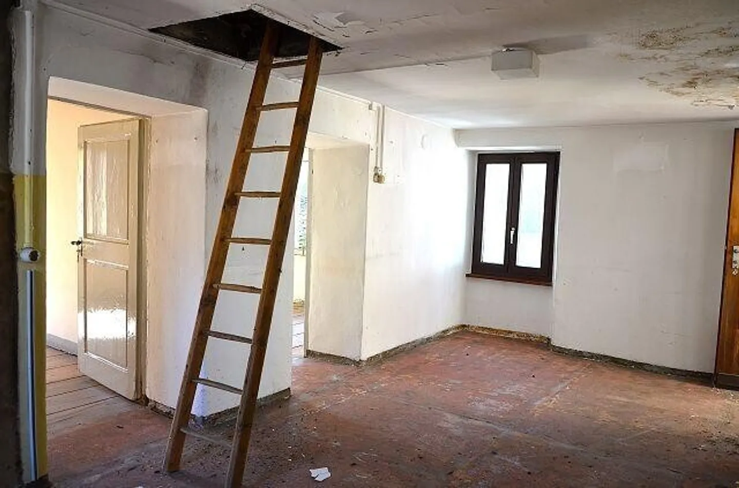 Maison dans le centre de 5 pièces à rénover avec rustique et jardin, très calme avec belle vue - Photo 5 sur 12