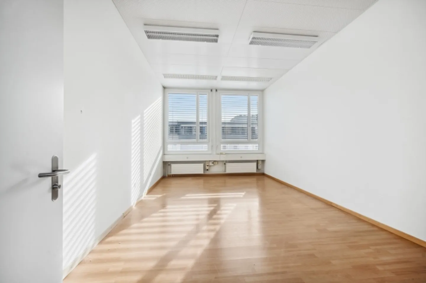 UFFICI a partire da 14m² Centralmente situati, luminosi e confortevoli fino al 28.02.2026! - Foto 3 di 13