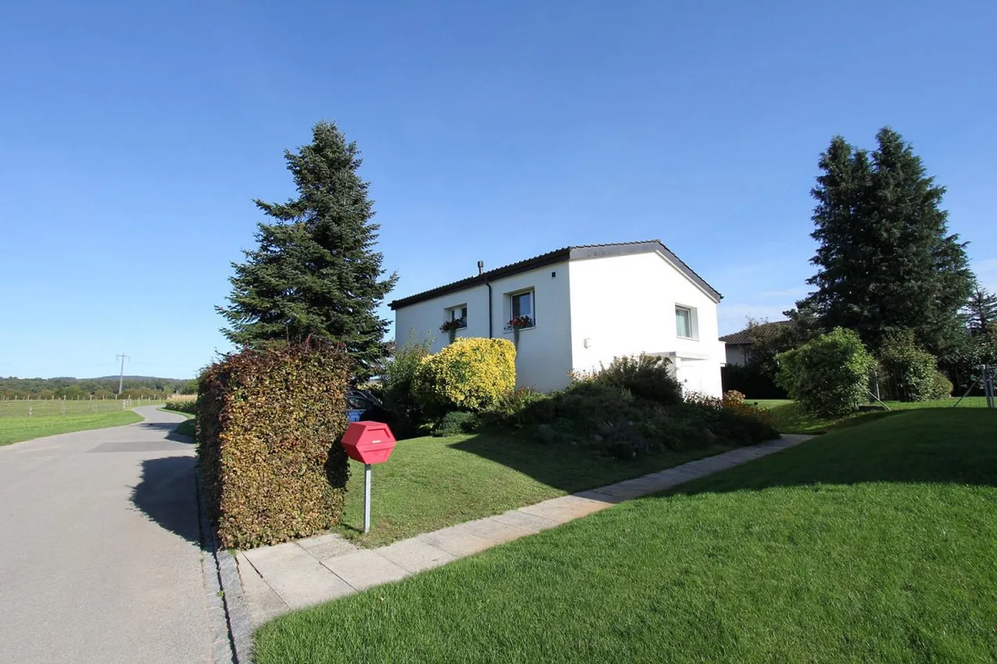 Well-maintained detached house in a great location - Photo 1 of 11